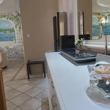 Luxury * Μπούντβα